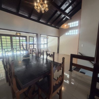 Casa Residencial com 240m², 5 quartos (sendo 1 suíte), 3 garagens, no bairro Abraão em Florianópolis