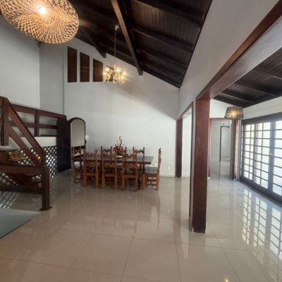 Casa Residencial com 240m², 5 quartos (sendo 1 suíte), 3 garagens, no bairro Abraão em Florianópolis