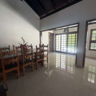 Casa Residencial com 240m², 5 quartos (sendo 1 suíte), 3 garagens, no bairro Abraão em Florianópolis