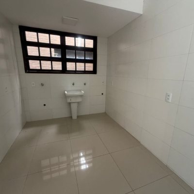 Casa Residencial com 240m², 5 quartos (sendo 1 suíte), 3 garagens, no bairro Abraão em Florianópolis