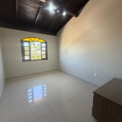 Casa Residencial com 240m², 5 quartos (sendo 1 suíte), 3 garagens, no bairro Abraão em Florianópolis