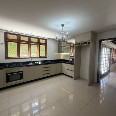 Casa Residencial com 240m², 5 quartos (sendo 1 suíte), 3 garagens, no bairro Abraão em Florianópolis