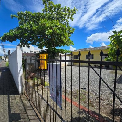 Casa Residencial com 200m², 4 quartos, 3 garagens, no bairro Tapera em Florianópolis