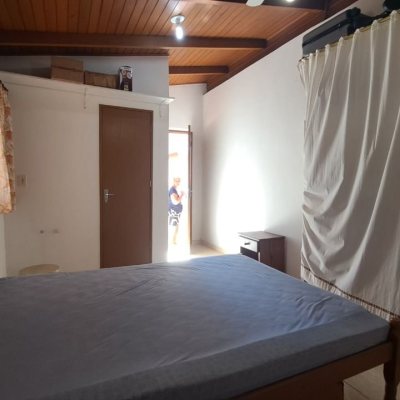 Casa Residencial com 450m², 8 quartos (sendo 3 suítes), 10 garagens, no bairro Ingleses do Rio Vermelho em Florianópolis