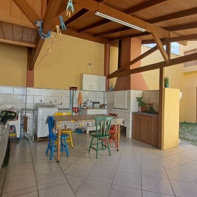 Casa Residencial com 450m², 8 quartos (sendo 3 suítes), 10 garagens, no bairro Ingleses do Rio Vermelho em Florianópolis