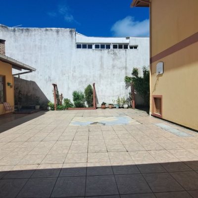 Casa Residencial com 450m², 8 quartos (sendo 3 suítes), 10 garagens, no bairro Ingleses do Rio Vermelho em Florianópolis