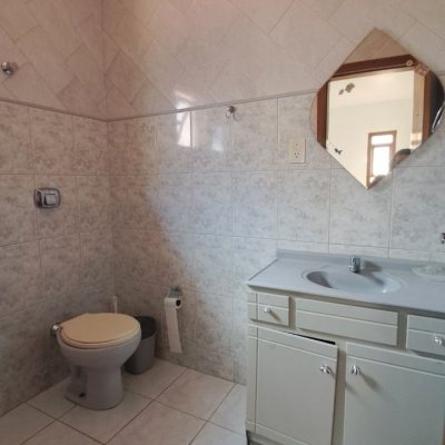 Casa Residencial com 450m², 8 quartos (sendo 3 suítes), 10 garagens, no bairro Ingleses do Rio Vermelho em Florianópolis