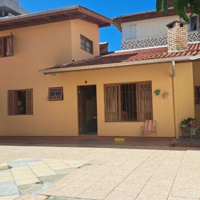 Casa Residencial com 450m², 8 quartos (sendo 3 suítes), 10 garagens, no bairro Ingleses do Rio Vermelho em Florianópolis