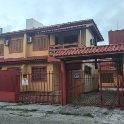 Casa Residencial com 450m², 8 quartos (sendo 3 suítes), 10 garagens, no bairro Ingleses do Rio Vermelho em Florianópolis
