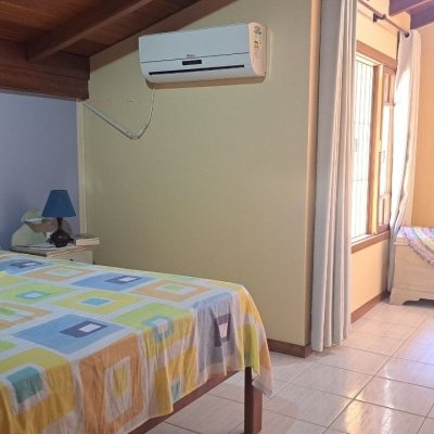 Casa Residencial com 450m², 8 quartos (sendo 3 suítes), 10 garagens, no bairro Ingleses do Rio Vermelho em Florianópolis