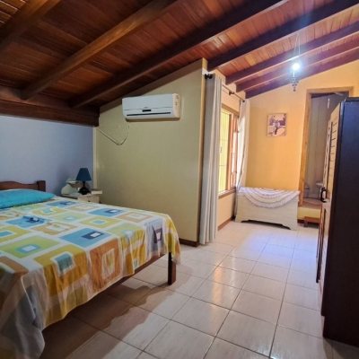 Casa Residencial com 450m², 8 quartos (sendo 3 suítes), 10 garagens, no bairro Ingleses do Rio Vermelho em Florianópolis