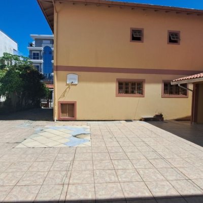 Casa Residencial com 450m², 8 quartos (sendo 3 suítes), 10 garagens, no bairro Ingleses do Rio Vermelho em Florianópolis
