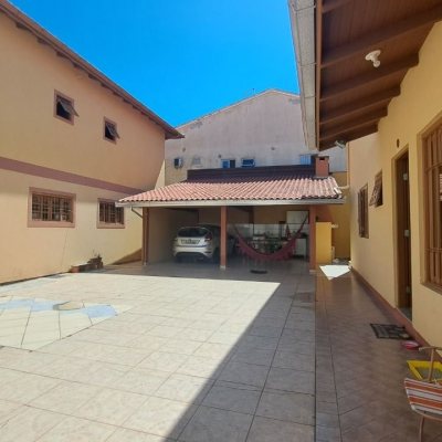 Casa Residencial com 450m², 8 quartos (sendo 3 suítes), 10 garagens, no bairro Ingleses do Rio Vermelho em Florianópolis