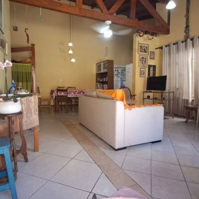 Casa Residencial com 450m², 8 quartos (sendo 3 suítes), 10 garagens, no bairro Ingleses do Rio Vermelho em Florianópolis