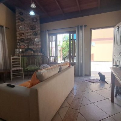 Casa Residencial com 450m², 8 quartos (sendo 3 suítes), 10 garagens, no bairro Ingleses do Rio Vermelho em Florianópolis