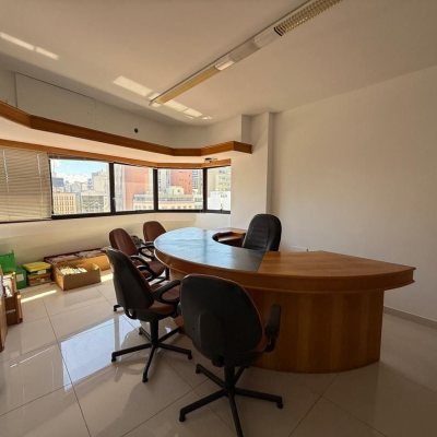 Sala com 191m², 5 garagens, no bairro Centro em Florianópolis