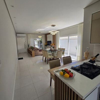 Casa Residencial com 175m², 3 quartos (sendo 1 suíte), 2 garagens, no bairro Pedra Branca em Palhoça