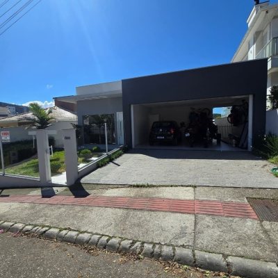 Casa Residencial com 175m², 3 quartos (sendo 1 suíte), 2 garagens, no bairro Pedra Branca em Palhoça