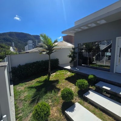 Casa Residencial com 175m², 3 quartos (sendo 1 suíte), 2 garagens, no bairro Pedra Branca em Palhoça