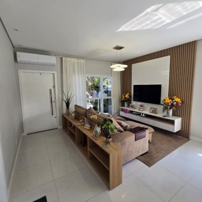 Casa Residencial com 175m², 3 quartos (sendo 1 suíte), 2 garagens, no bairro Pedra Branca em Palhoça