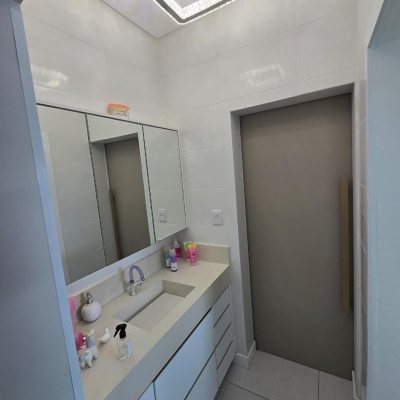 Casa Residencial com 175m², 3 quartos (sendo 1 suíte), 2 garagens, no bairro Pedra Branca em Palhoça