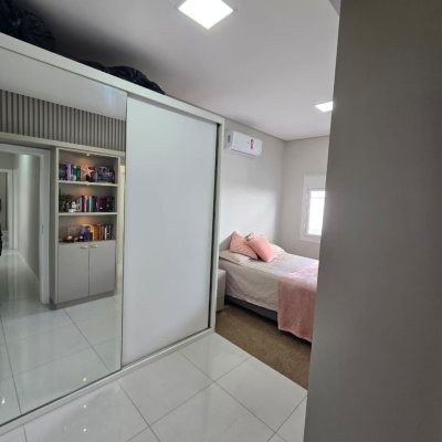 Casa Residencial com 175m², 3 quartos (sendo 1 suíte), 2 garagens, no bairro Pedra Branca em Palhoça