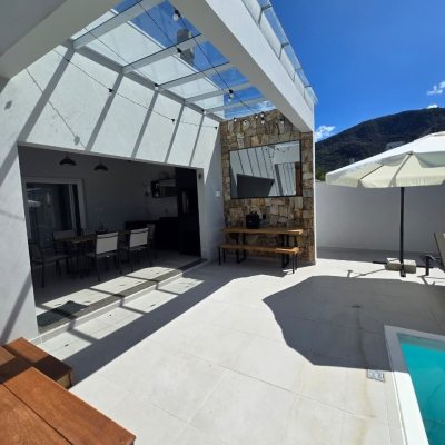 Casa Residencial com 175m², 3 quartos (sendo 1 suíte), 2 garagens, no bairro Pedra Branca em Palhoça