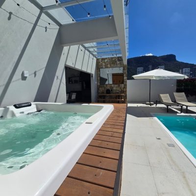 Casa Residencial com 175m², 3 quartos (sendo 1 suíte), 2 garagens, no bairro Pedra Branca em Palhoça