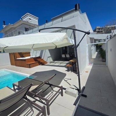 Casa Residencial com 175m², 3 quartos (sendo 1 suíte), 2 garagens, no bairro Pedra Branca em Palhoça