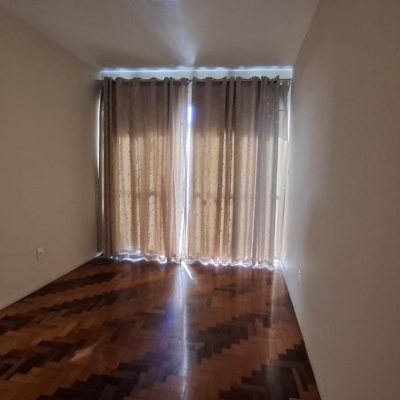 Predio com 345m², 2 garagens, no bairro Canto em Florianópolis