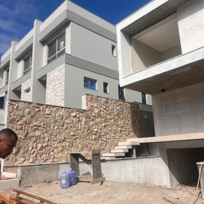 Casa Residencial com 230m², 3 quartos (sendo 3 suítes), 2 garagens, no bairro Campeche em Florianópolis
