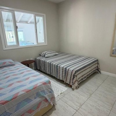 Casa Residencial com 222m², 9 quartos (sendo 1 suíte), 4 garagens, no bairro Cachoeira Do Bom Jesus em Florianópolis