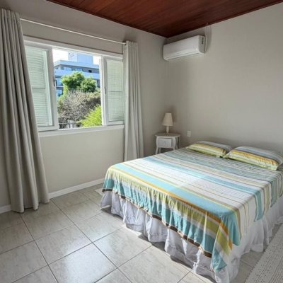 Casa Residencial com 222m², 9 quartos (sendo 1 suíte), 4 garagens, no bairro Cachoeira Do Bom Jesus em Florianópolis
