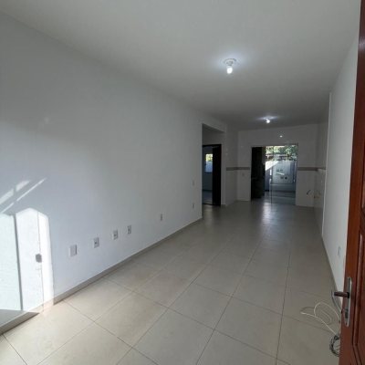 Casa Residencial com 66m², 2 quartos (sendo 1 suíte), 2 garagens, no bairro São João Do Rio Vermelho em Florianópolis