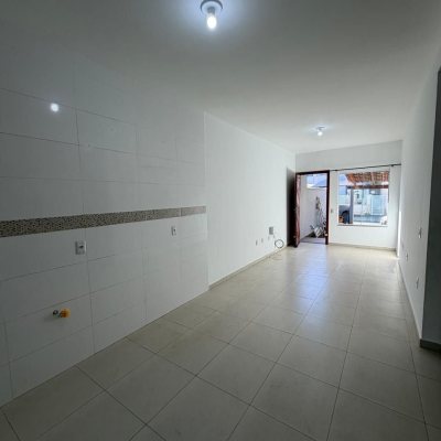 Casa Residencial com 66m², 2 quartos (sendo 1 suíte), 2 garagens, no bairro São João Do Rio Vermelho em Florianópolis