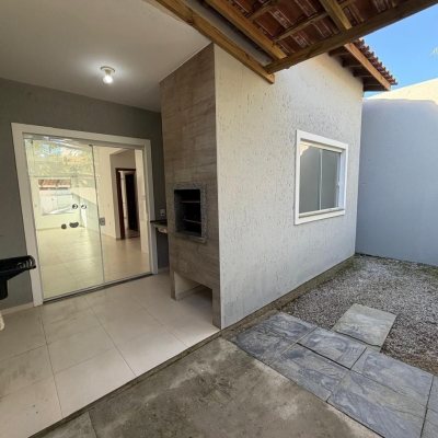 Casa Residencial com 66m², 2 quartos (sendo 1 suíte), 2 garagens, no bairro São João Do Rio Vermelho em Florianópolis