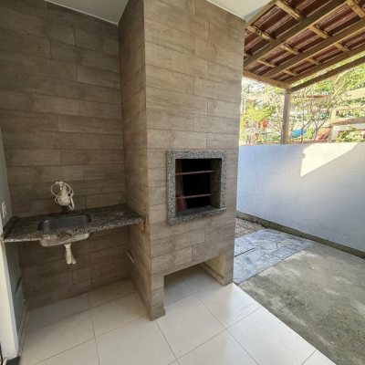Casa Residencial com 66m², 2 quartos (sendo 1 suíte), 2 garagens, no bairro São João Do Rio Vermelho em Florianópolis