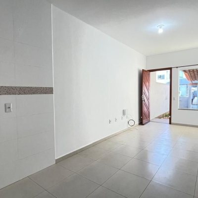 Casa Residencial com 66m², 2 quartos (sendo 1 suíte), 2 garagens, no bairro São João Do Rio Vermelho em Florianópolis