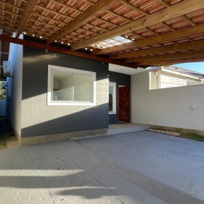 Casa Residencial com 66m², 2 quartos (sendo 1 suíte), 2 garagens, no bairro São João Do Rio Vermelho em Florianópolis