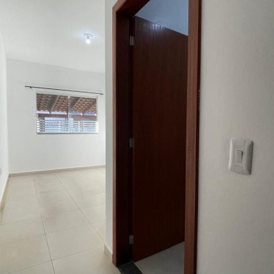 Casa Residencial com 66m², 2 quartos (sendo 1 suíte), 2 garagens, no bairro São João Do Rio Vermelho em Florianópolis