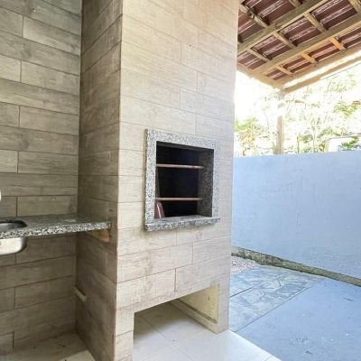 Casa Residencial com 66m², 2 quartos (sendo 1 suíte), 2 garagens, no bairro São João Do Rio Vermelho em Florianópolis