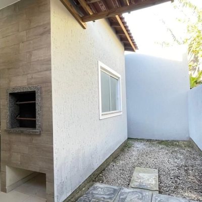 Casa Residencial com 66m², 2 quartos (sendo 1 suíte), 2 garagens, no bairro São João Do Rio Vermelho em Florianópolis