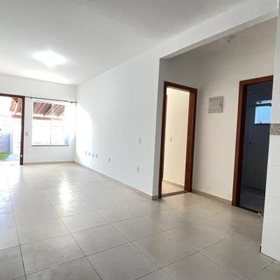 Casa Residencial com 66m², 2 quartos (sendo 1 suíte), 2 garagens, no bairro São João Do Rio Vermelho em Florianópolis