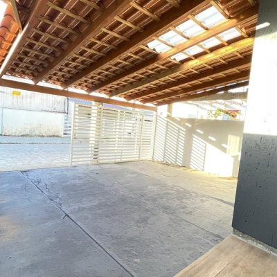 Casa Residencial com 66m², 2 quartos (sendo 1 suíte), 2 garagens, no bairro São João Do Rio Vermelho em Florianópolis