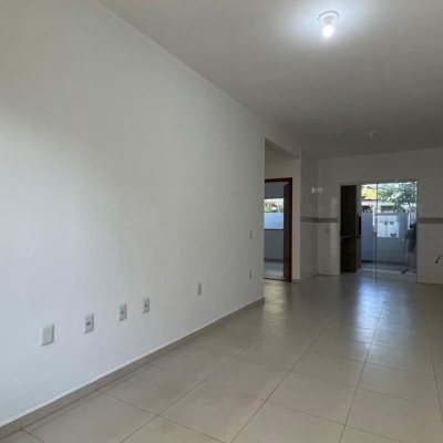 Casa Residencial com 66m², 2 quartos (sendo 1 suíte), 2 garagens, no bairro São João Do Rio Vermelho em Florianópolis