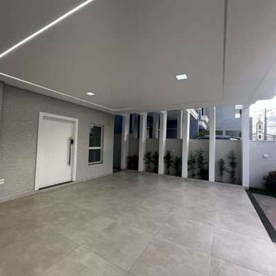 Casa Residencial com 244m², 3 quartos (sendo 3 suítes), 2 garagens, no bairro Ingleses do Rio Vermelho em Florianópolis