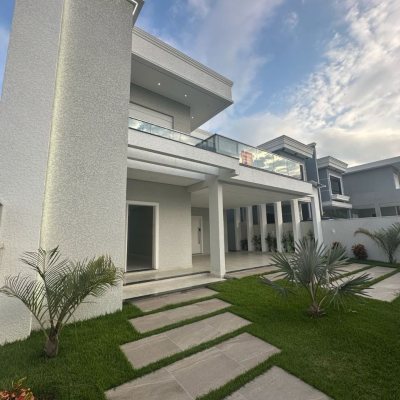 Casa Residencial com 244m², 3 quartos (sendo 3 suítes), 2 garagens, no bairro Ingleses do Rio Vermelho em Florianópolis