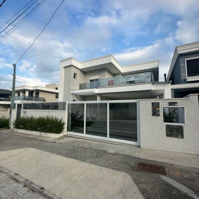 Casa Residencial com 244m², 3 quartos (sendo 3 suítes), 2 garagens, no bairro Ingleses do Rio Vermelho em Florianópolis