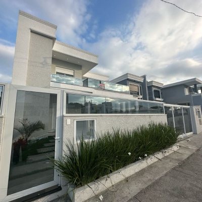 Casa Residencial com 244m², 3 quartos (sendo 3 suítes), 2 garagens, no bairro Ingleses do Rio Vermelho em Florianópolis