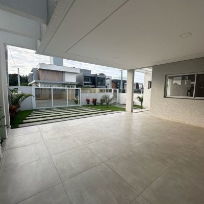 Casa Residencial com 244m², 3 quartos (sendo 3 suítes), 2 garagens, no bairro Ingleses do Rio Vermelho em Florianópolis